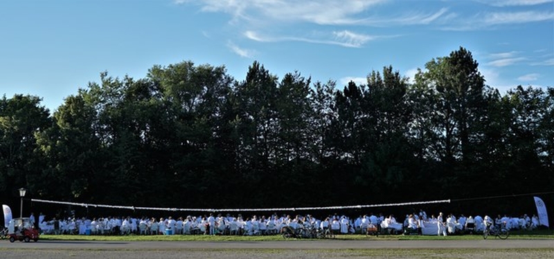 <span style=\"font-size: 11pt; line-height: 115%; font-family: Calibri;\"><span style=\"font-size: 11pt; line-height: 115%; font-family: Calibri;\">zwei lange Tafeln zogen sich durch den Unterhachinger Ortspark</span><span style=\"color: #000000; font-family: Arial,Verdana,Tahoma,Helvetica,sans-serif; font-size: 12px; font-style: normal; font-weight: normal; letter-spacing: normal; text-align: left; text-indent: 0px; text-transform: none; white-space: normal; word-spacing: 0px; background-color: #ffffff; float: none;\">